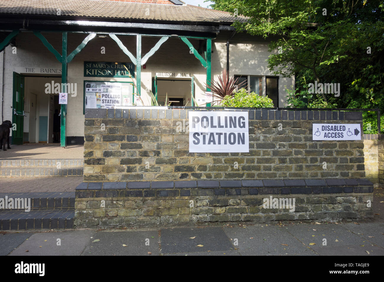 Gli elettori del Regno Unito sulle elezioni europee giornata elettorale in corrispondenza di una stazione di polling di Barnes, Richmond Upon Thames, Regno Unito Foto Stock