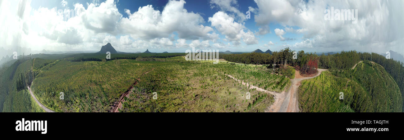 Panoramica vista aerea della casa di vetro Mountains National Park sulla Sunshine Coast (Queensland, Australia). La Glasshouse Mountains si stagliano in th Foto Stock