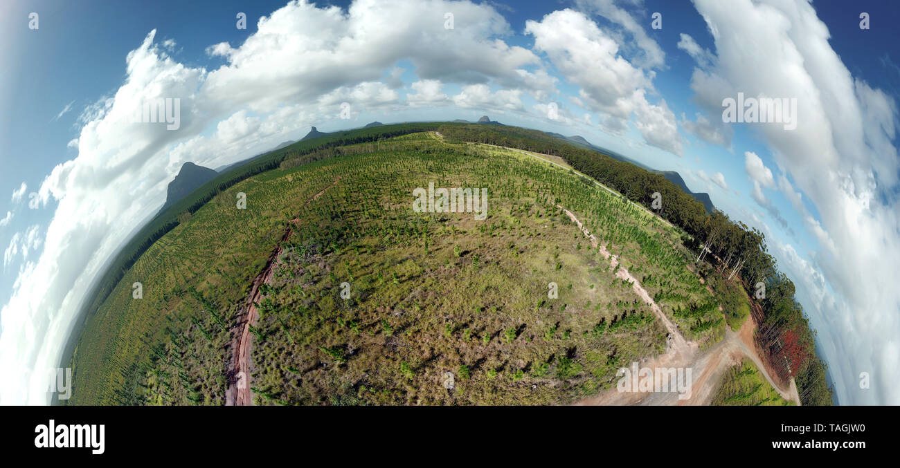 Vista Planetoid della casa di vetro Mountains National Park sulla Sunshine Coast (Queensland, Australia). La Glasshouse Mountains si stagliano nel dopo Foto Stock