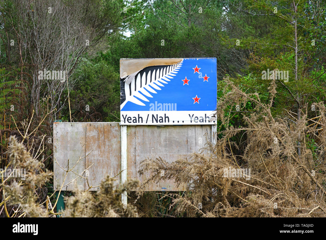 WHANGAROA, Nuova Zelanda -30 LUG 2018- vista di un sì/nah billboard segno per il 2015-2016 referendum sulla nuova zelanda fern bandiera nell'Isola del nord, Foto Stock