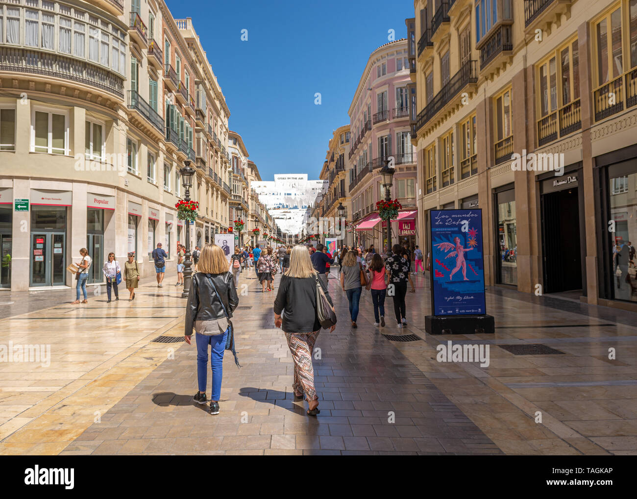 I negozi e gli amanti dello shopping in Marques de Larios shopping, Malaga, Andalusia, Spagna Foto Stock