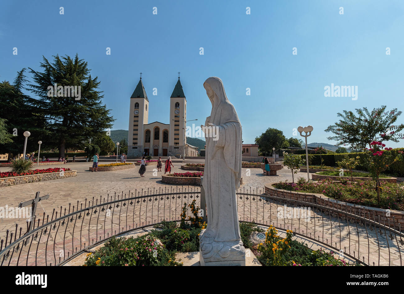 Di MEDUGORJE, Bosnia e Erzegovina - Luglio 12, 2016: Vergine Maria statua e la chiesa parrocchiale di San Giacomo, il santuario di Nostra Signora di Medugorje Foto Stock