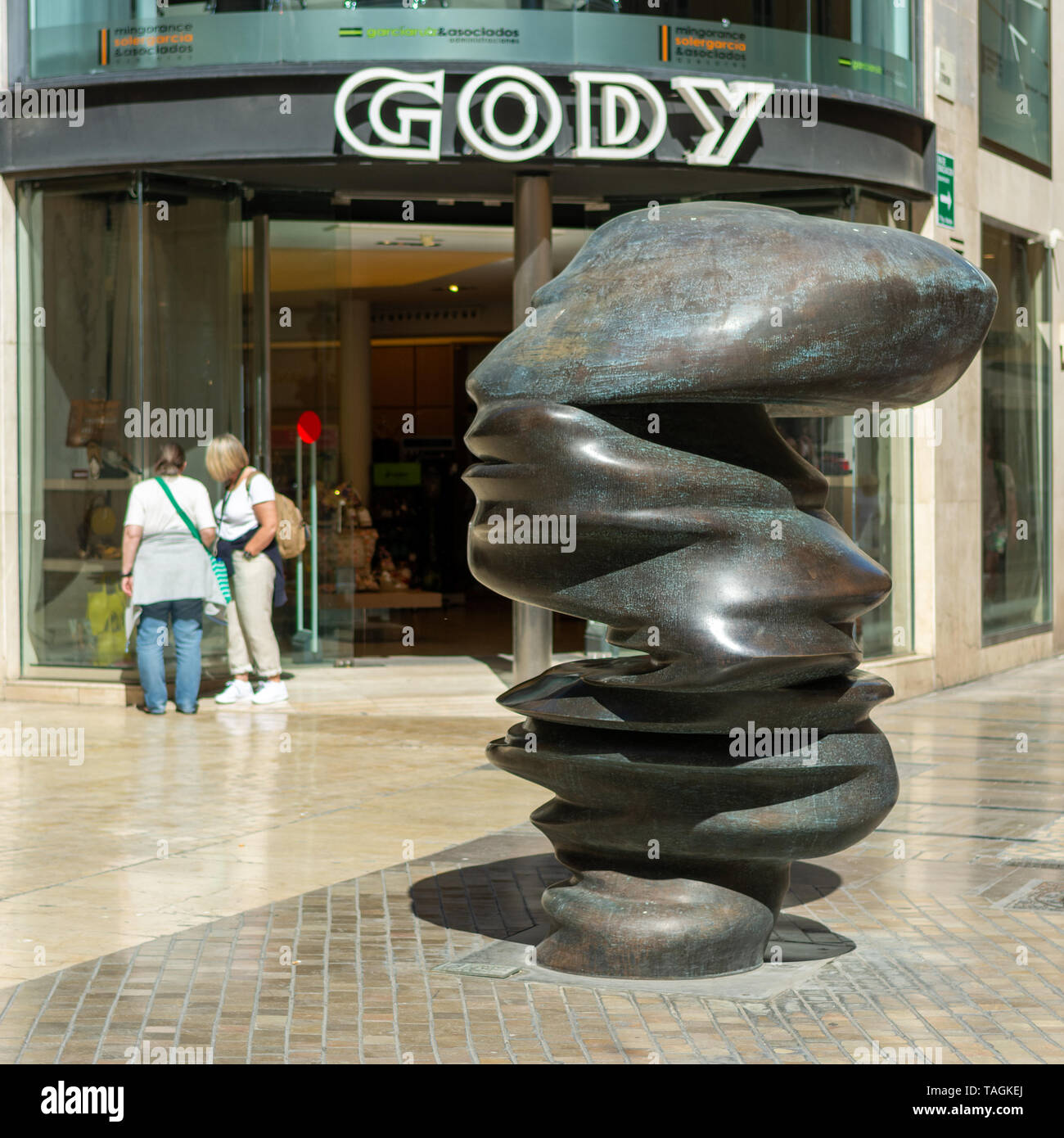 Moderno della testa e del viso scultura sagomata al di fuori di un negozio Gody su Marques de Larios, Malaga, Andalusia, Spagna Foto Stock