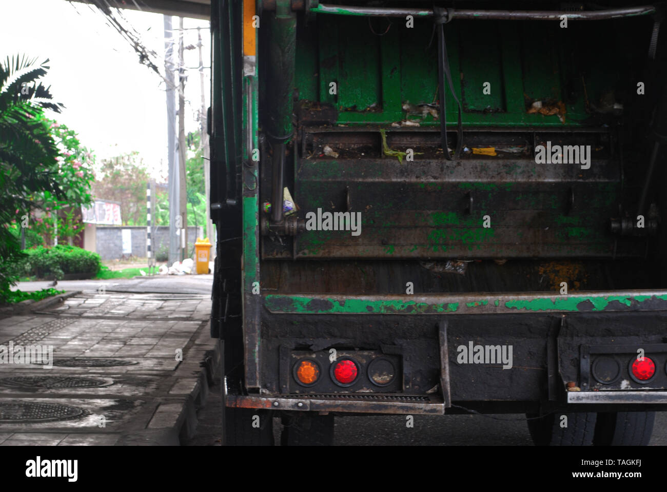 Green immondizia camion che trasportano rifiuti alla spazzatura impianto di separazione Foto Stock