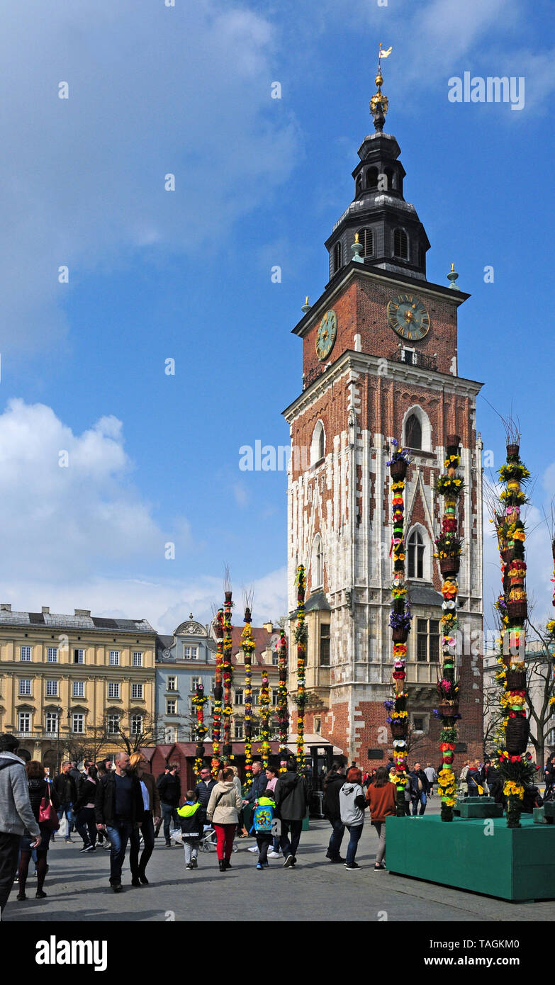 Torre del Palazzo Comunale, la piazza principale e la città vecchia di Cracovia. Foto Stock