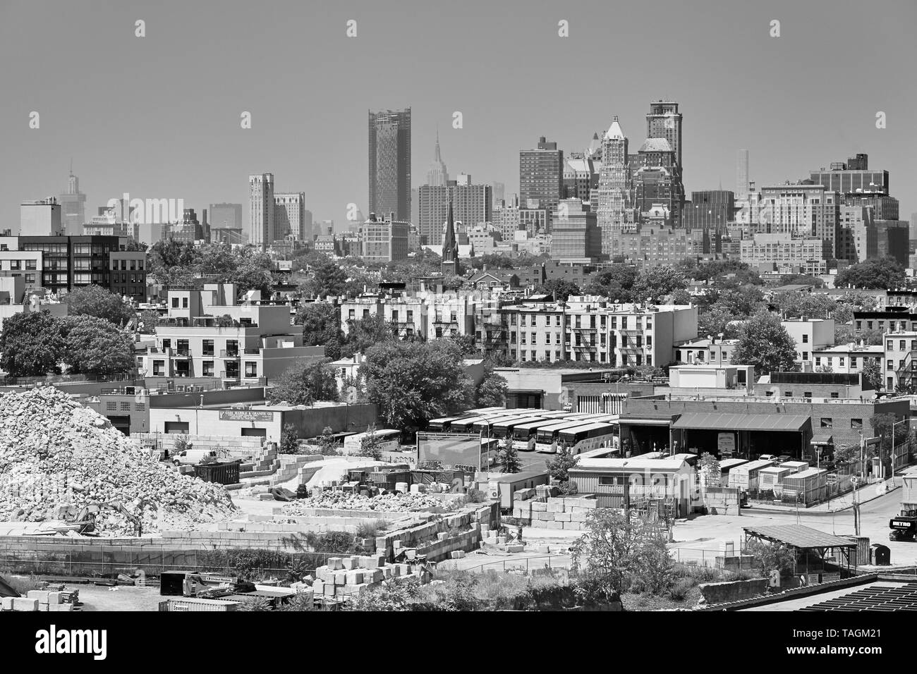 New York, Stati Uniti d'America - Luglio 02, 2018: Manhattan visto da Brooklyn quartiere industriale su un vago giorno d'estate. Foto Stock