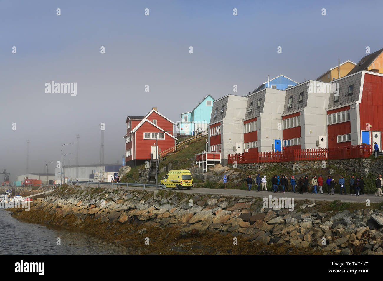 Marina e impianti portuali a Paamiut villaggio sulla costa occidentale della Groenlandia. I passeggeri provenienti da una visita a nave da crociera sono per un tour a piedi. Foto Stock