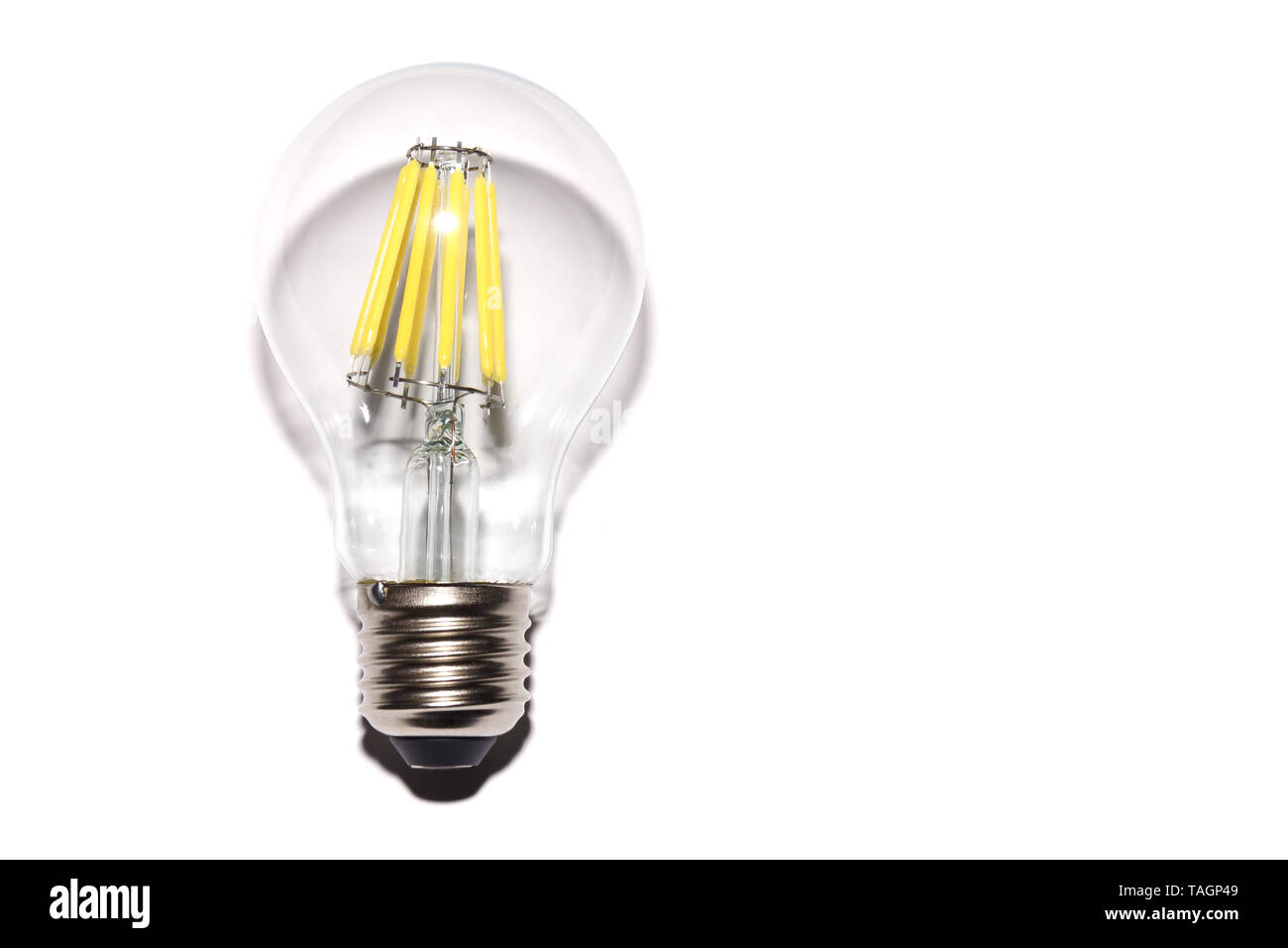 Il vecchio tappo di Edison lampada a LED su un isolato di superficie bianca Foto Stock