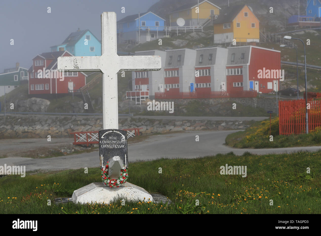 Croce Bianca monumento con corona di fiori nel villaggio di Paamiut sulla costa ovest della Groenlandia. Foto Stock