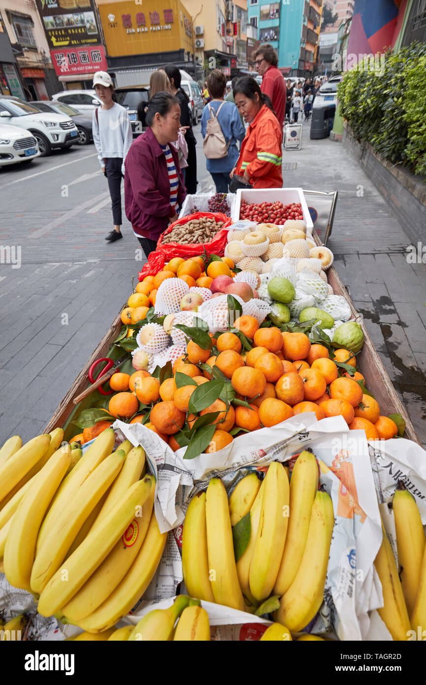Una selezione di frutta fresca visualizzati sul venditore ambulante in stallo il Villaggio della Pittura ad Olio Dafen. Shenzhen, Provincia del Guangdong, Cina. Foto Stock