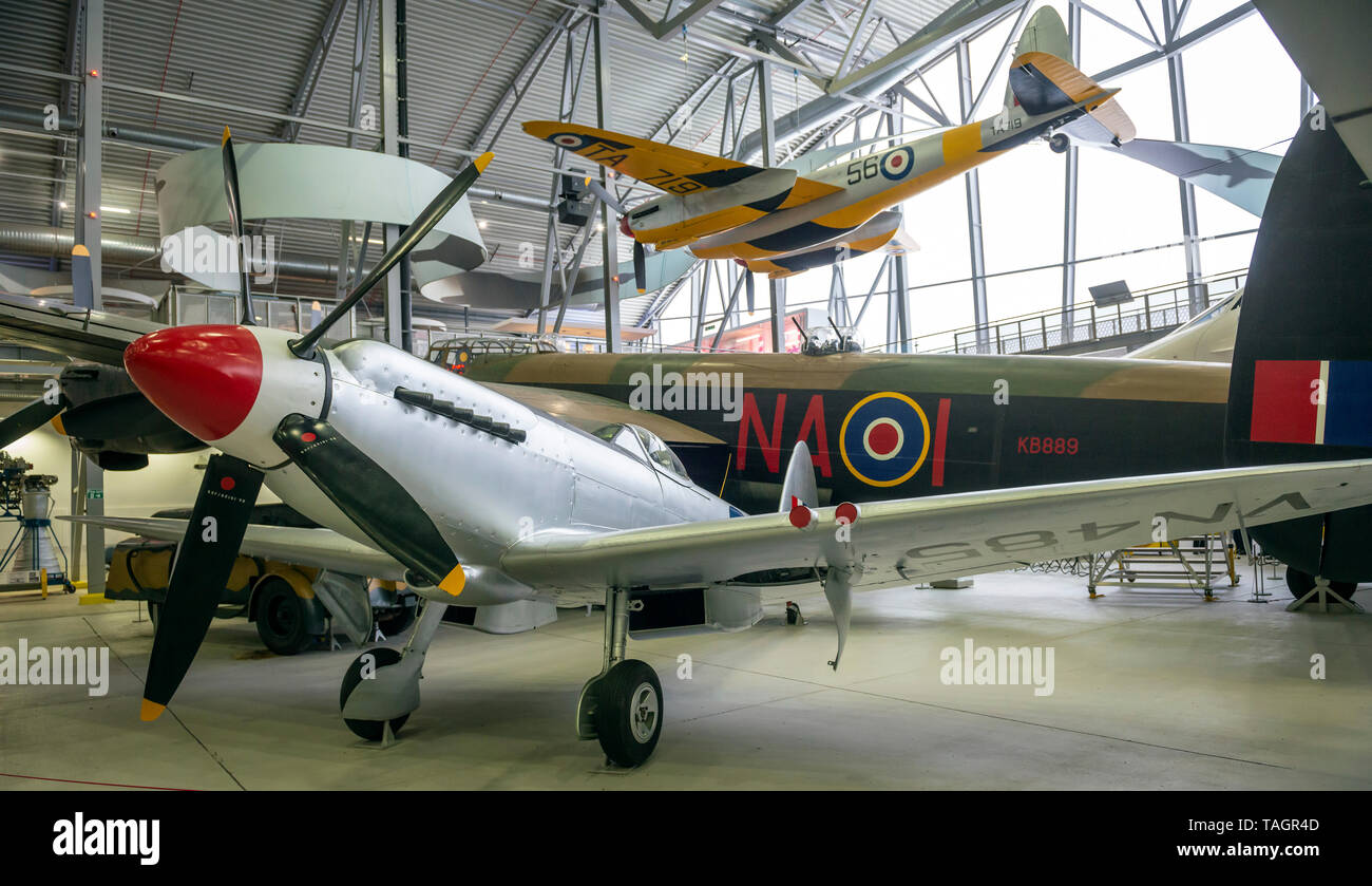Uno degli ultimi post produzione guerra Supermarine Spitfire Mk24(?) aerei da combattimento presso l'Imperial War Museum Duxford, Cambridgeshire, Regno Unito Foto Stock