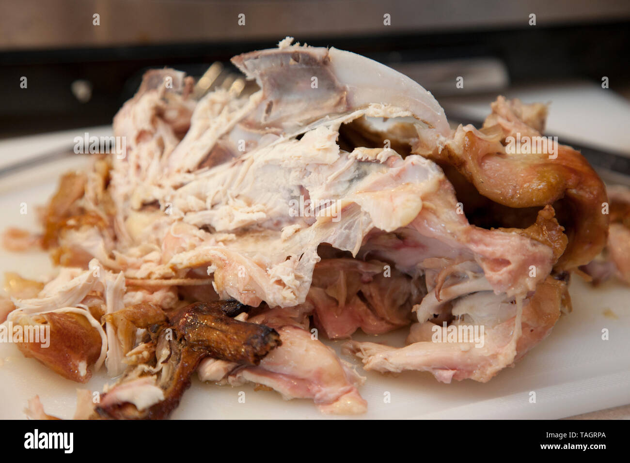 La carcassa di un pollo cotto sul contatore di carne e di ossa Foto Stock