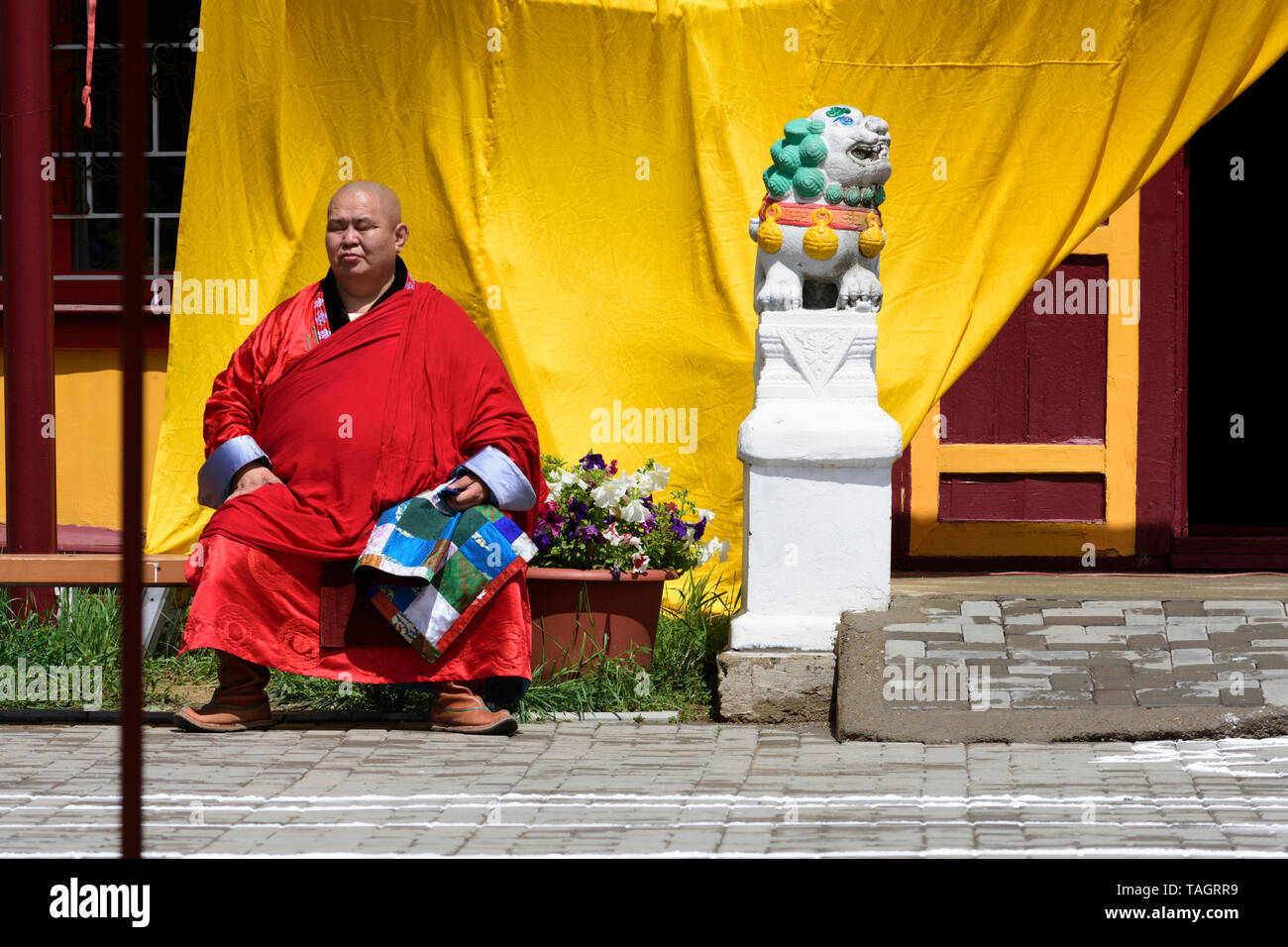 Tsam (Cham) religione mask dance nel monastero Dashchoilin, Ulaanbaatar, in Mongolia.Lama attende per la cerimonia Foto Stock