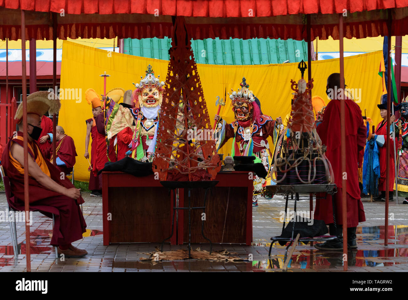 Tsam (Cham) religione mask dance nel monastero Dashchoilin, Ulaanbaatar, in Mongolia. Foto Stock