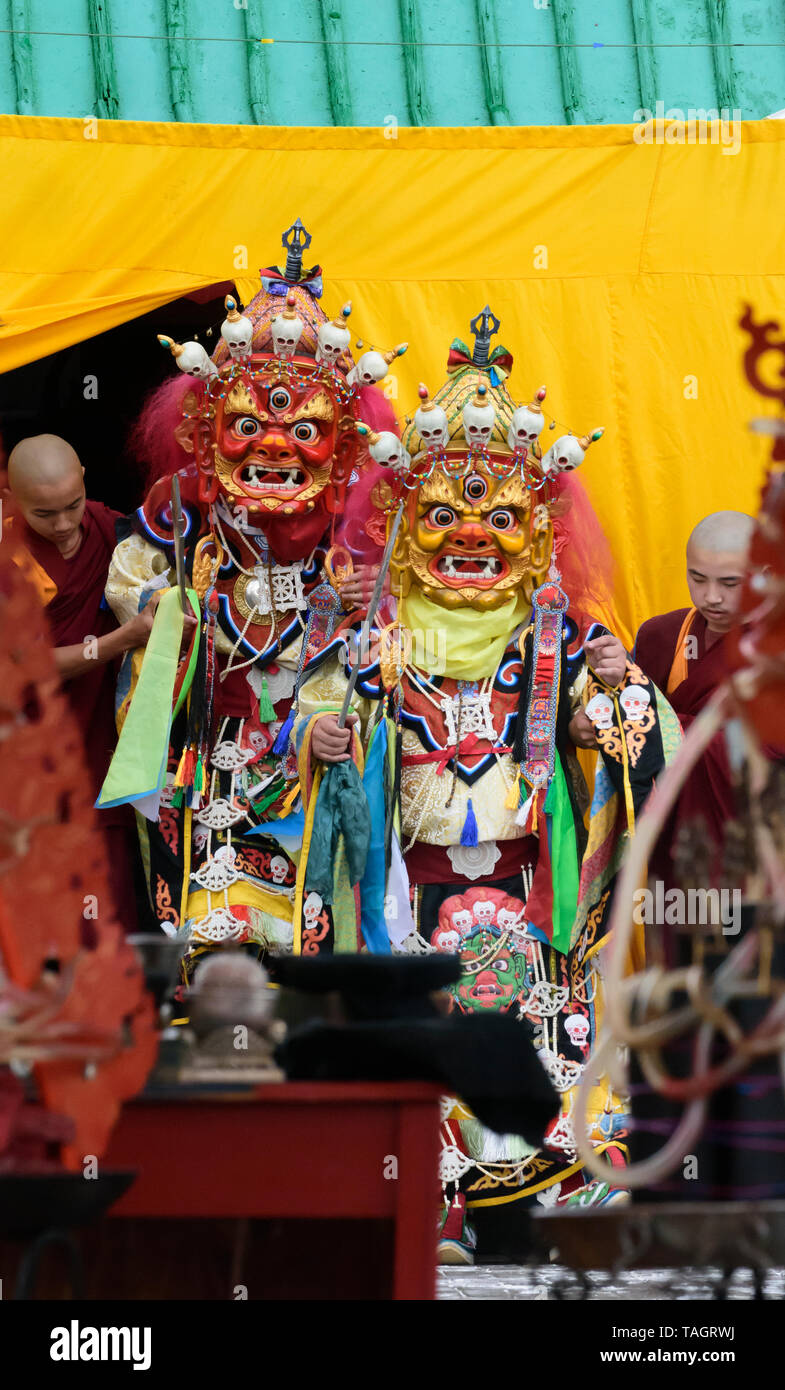 Tsam (Cham) religione mask dance nel monastero Dashchoilin, Ulaanbaatar, in Mongolia. Foto Stock