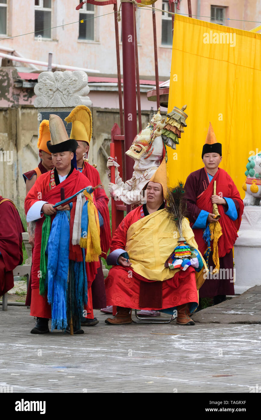 Tsam (Cham) religione mask dance nel monastero Dashchoilin, Ulaanbaatar, in Mongolia.Lama e la sua partecipazione alla cerimonia Foto Stock