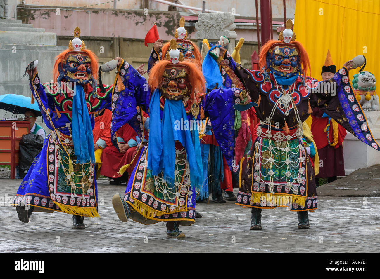 Tsam (Cham) religione mask dance nel monastero Dashchoilin, Ulaanbaatar, in Mongolia. Foto Stock
