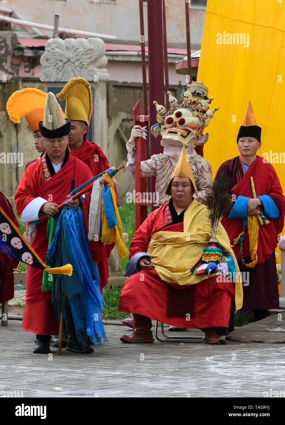 Tsam (Cham) religione mask dance nel monastero Dashchoilin, Ulaanbaatar, in Mongolia.Lama e la sua partecipazione alla cerimonia Foto Stock