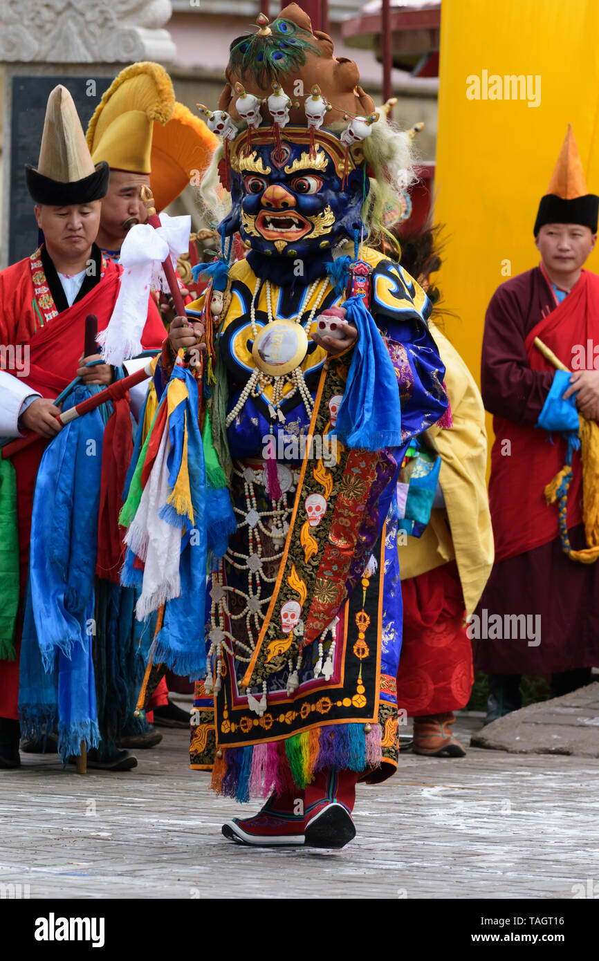 Tsam (Cham) religione mask dance nel monastero Dashchoilin, Ulaanbaatar, in Mongolia. Foto Stock