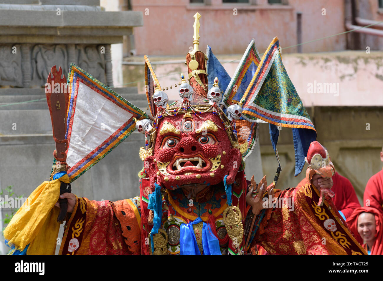Tsam (Cham) religione mask dance nel monastero Dashchoilin, Ulaanbaatar, in Mongolia. Dshamrang (o Jamsrang) il dio della guerra Foto Stock