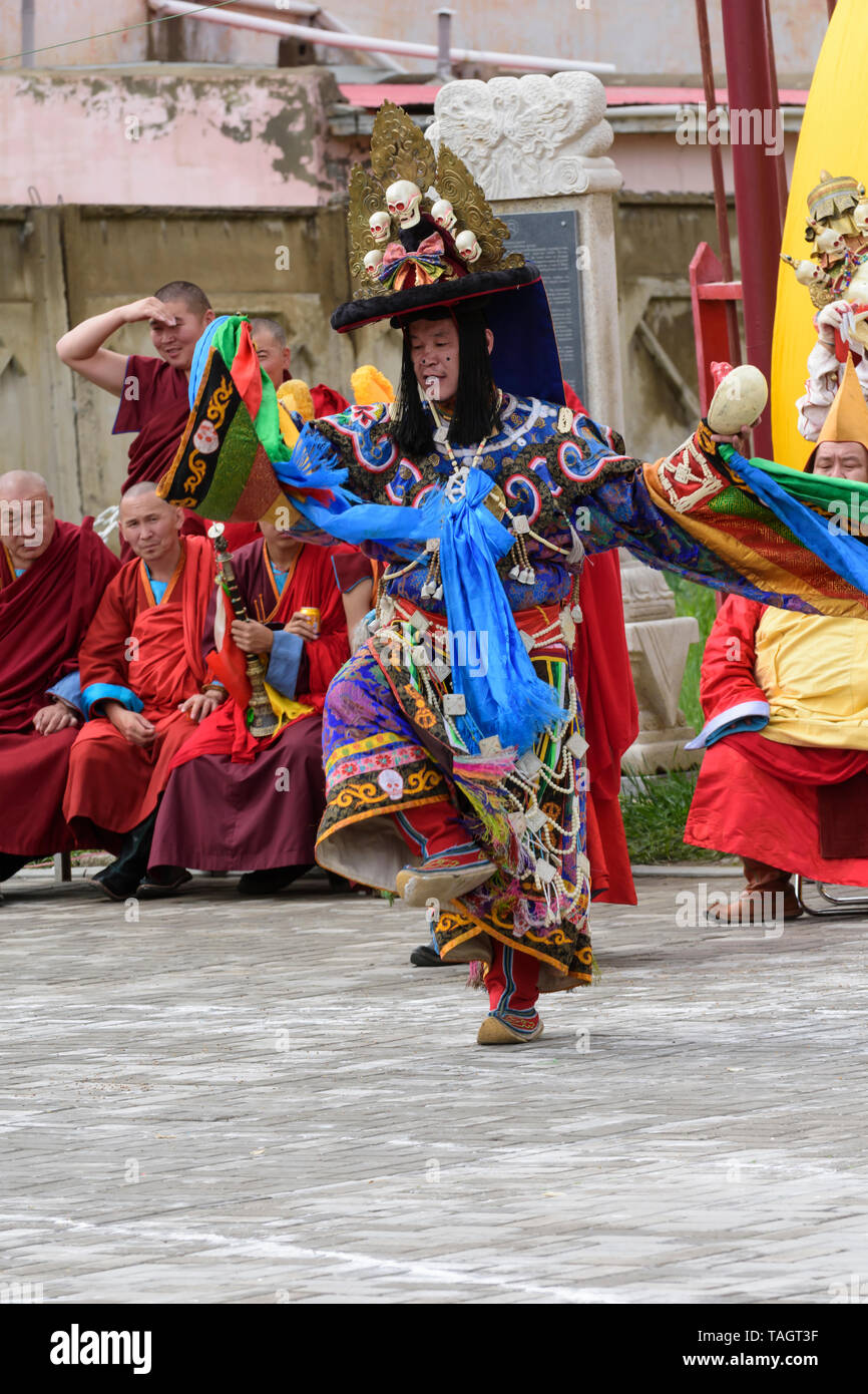 Tsam (Cham) religione mask dance nel monastero Dashchoilin, Ulaanbaatar, in Mongolia.Black Hat ballerino. Foto Stock