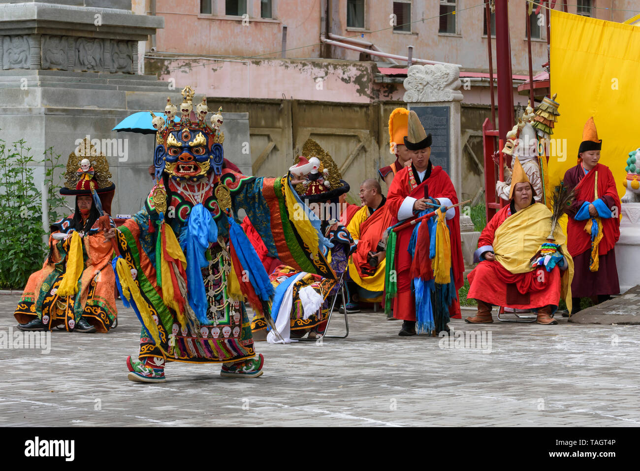 Tsam (Cham) religione mask dance nel monastero Dashchoilin, Ulaanbaatar, in Mongolia. Foto Stock