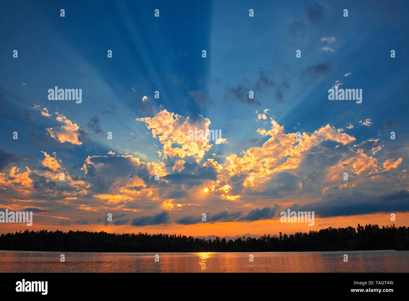 Raggi crepuscolari (Raggi di Dio) sul lago a stella Whiteshell Parco Provinciale di Manitoba in Canada Foto Stock