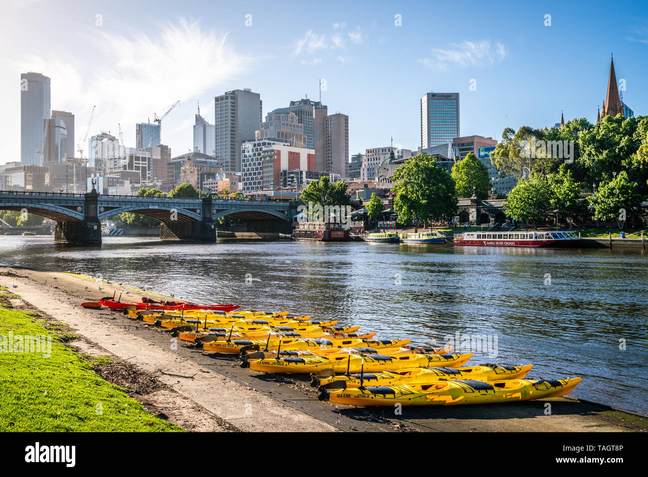 4 gennaio 2019, Melbourne Vic Australia : Melbourne edifici skyline Yarra con vista sul fiume e il giallo kayak barche sul greto del fiume a Melbourne Victo Foto Stock