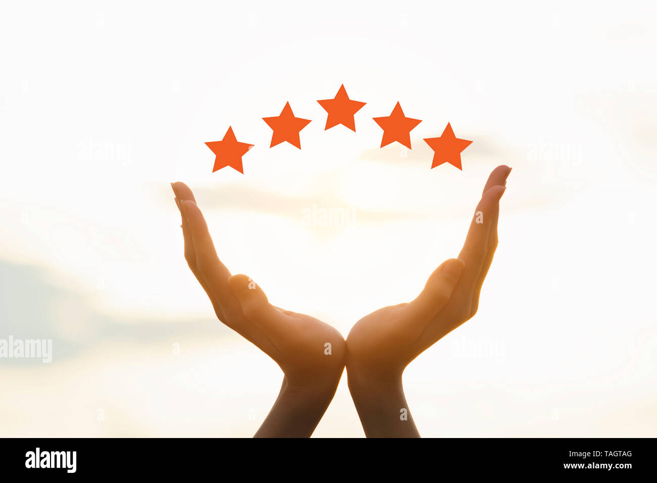 Mano di persone alzata di mano fino a cinque stelle sul cielo dello sfondo. Foto Stock