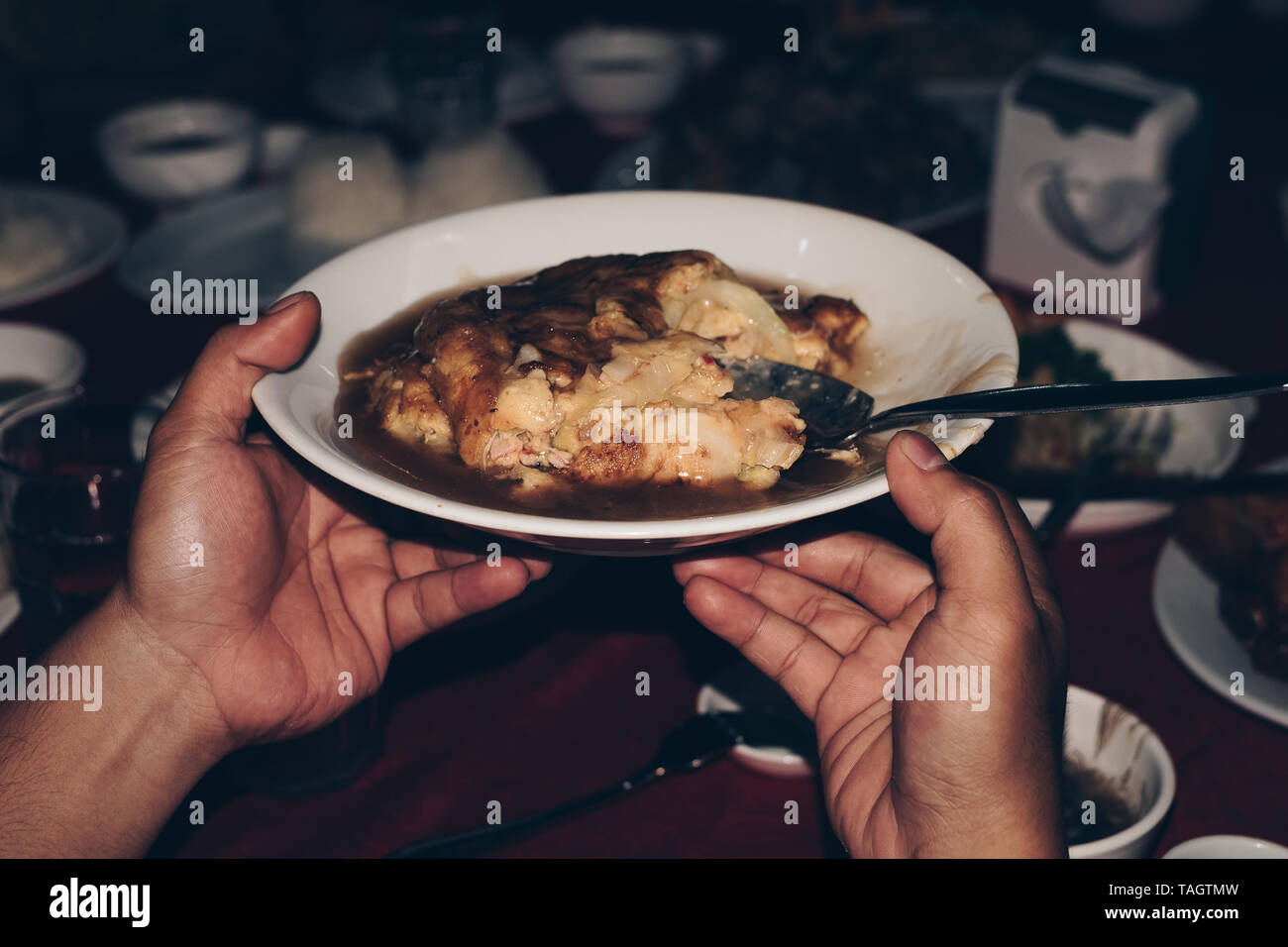 Buongustaio,ristorante,cucchiaio,l'uovo,cucina,cottura,pouch,Persone,lifestyle,tabella,pasto,sfondo scuro,prospettiva personale,sano,mangiare,passando,condividere,BUF Foto Stock