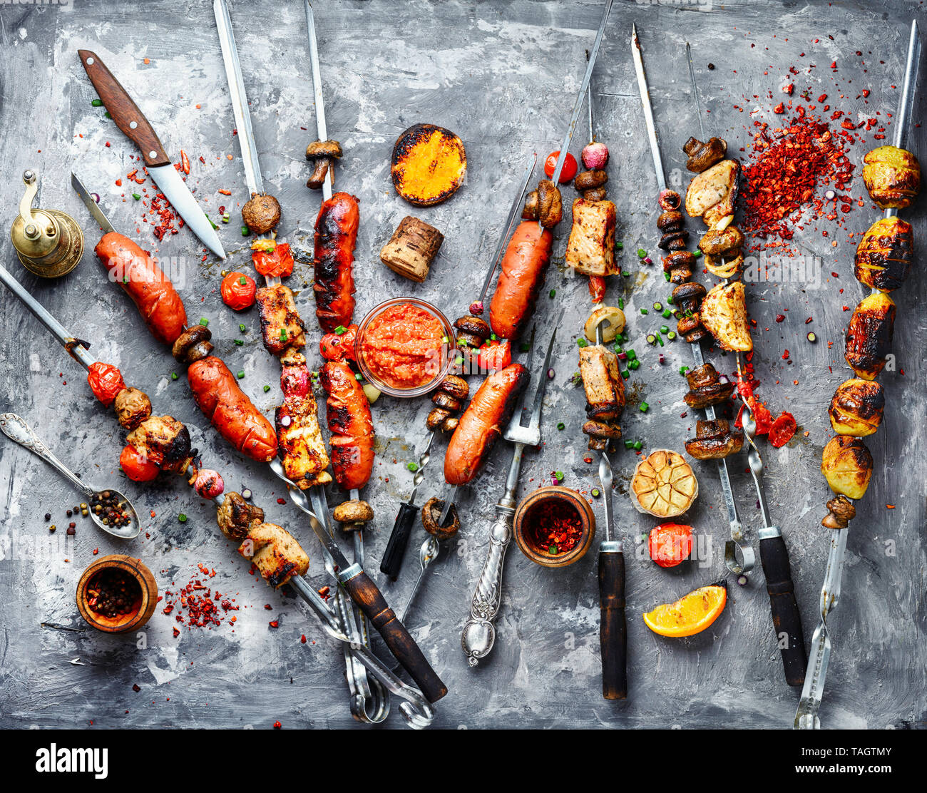 Shish kebab - grigliate di carne e salsicce.barbecue.orientale tradizionale e kebap spiedini spiedino Foto Stock