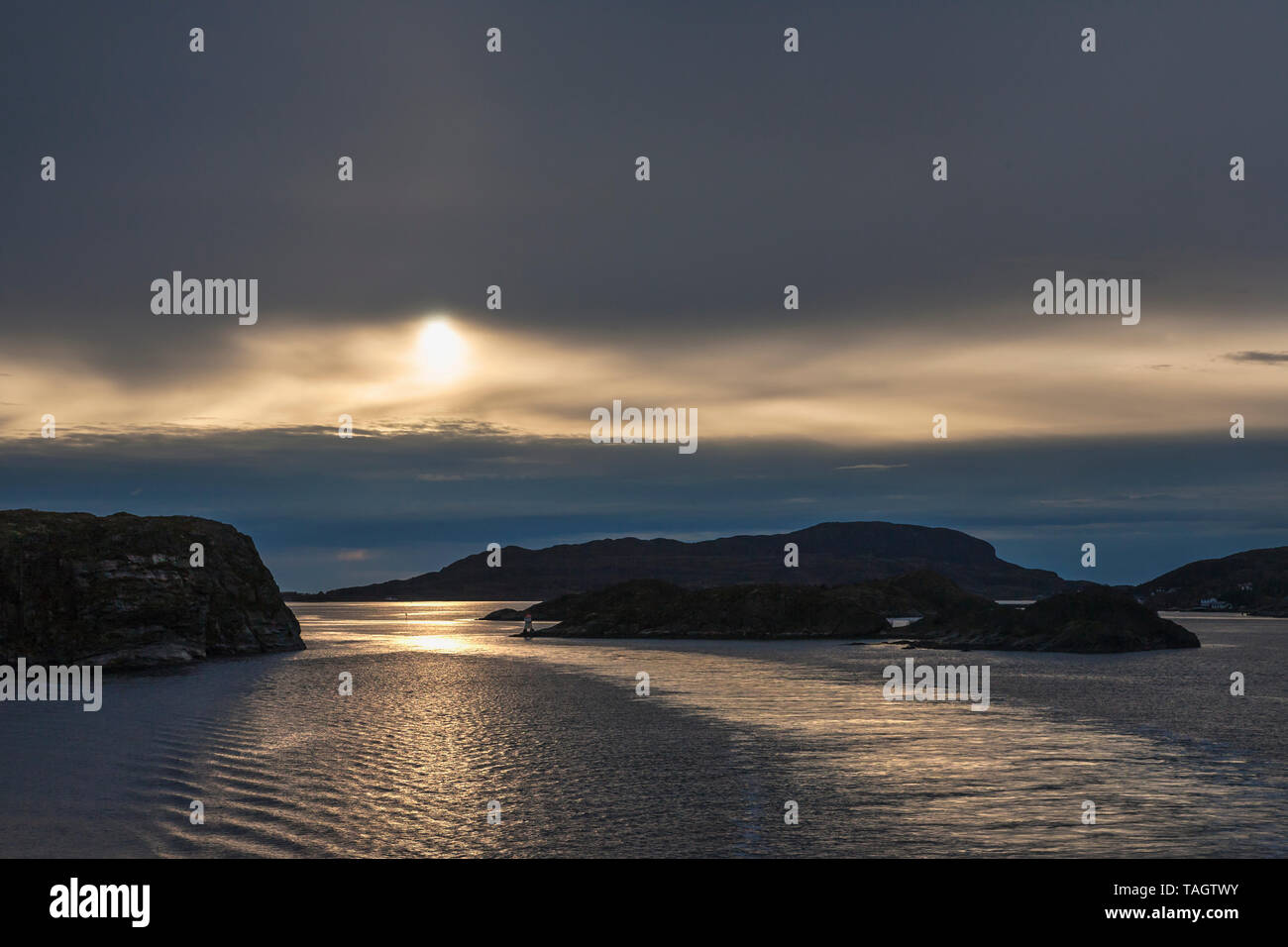 MS Spitzbergen naviga il Stokksund stretto stretto tra Stokkøya e la terraferma, Åfjord comune, Trøndelag, Norvegia Foto Stock