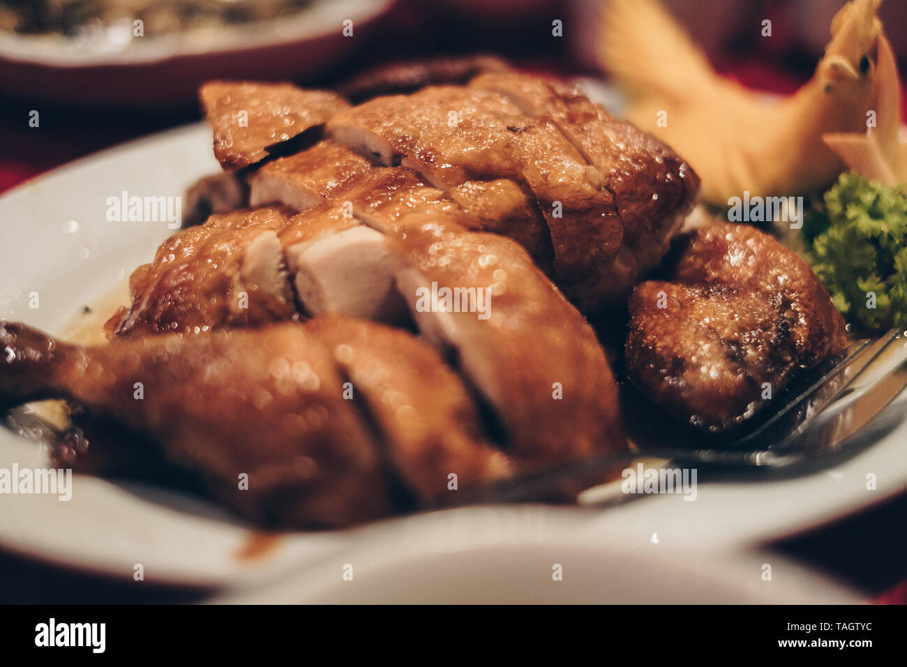 Fette di pollo intero in ceramica bianca. piastra. Messa a fuoco selettiva. Copia dello spazio. Foto Stock
