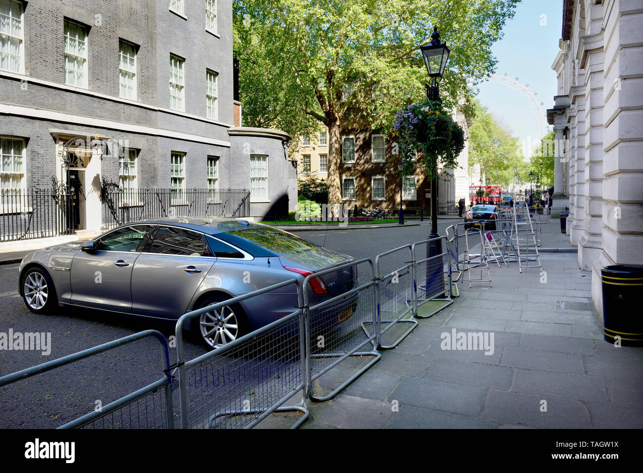 Londra, Inghilterra, Regno Unito. A Downing Street, vuoto, ministeriali auto in attesa. Premere il tasto A vuoto (contenitore di destra, dietro la barriera) Foto Stock
