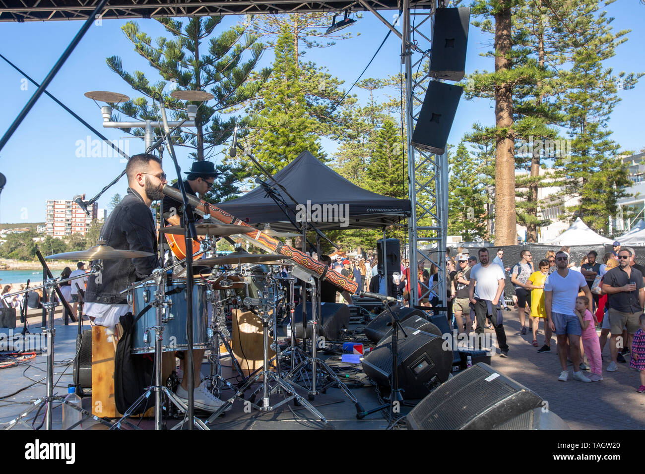 Banda musicale esegue sul palco per le strade di Manly Beach durante il gusto di Manly festival di Sydney, Australia Foto Stock