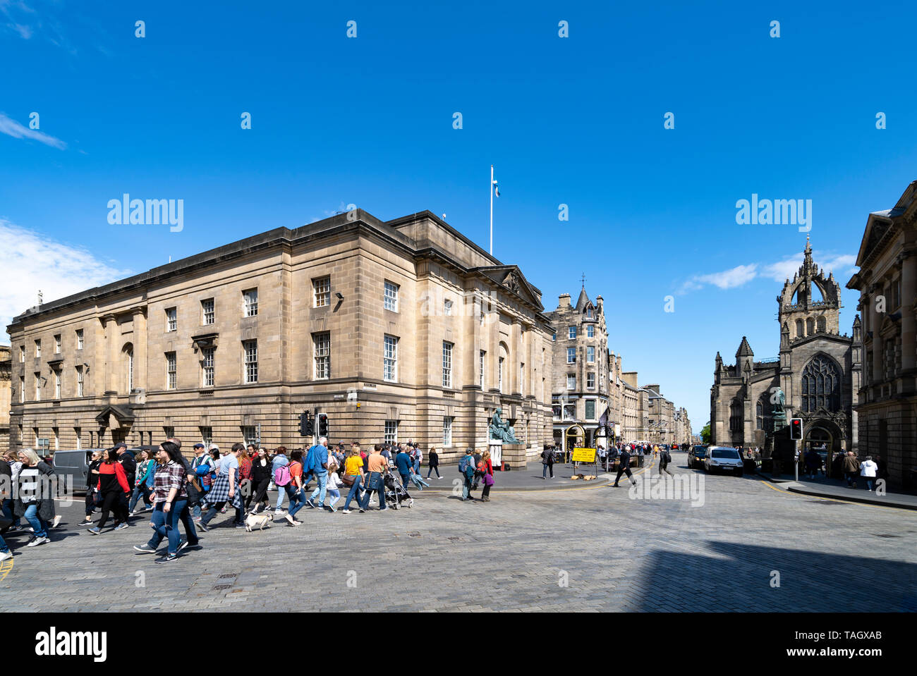 Vista del Edinburgh alta corte (sinistra) e il Royal Mile (Lawnmarket) in Edinburgh Old Town, Scotland, Regno Unito Foto Stock