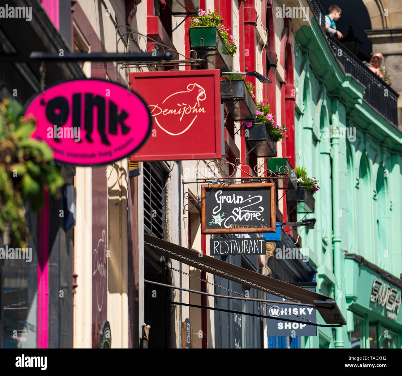 Il negozio e il ristorante segni sulla storica Victoria Street di Edimburgo città vecchia, Scotland, Regno Unito Foto Stock