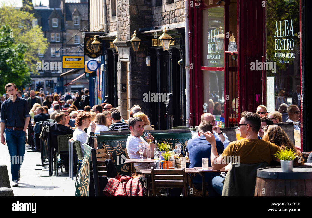 Molte persone a bere nel bar all'aperto in climi caldi a Grassmarket di Edimburgo città vecchia, Scotland, Regno Unito Foto Stock