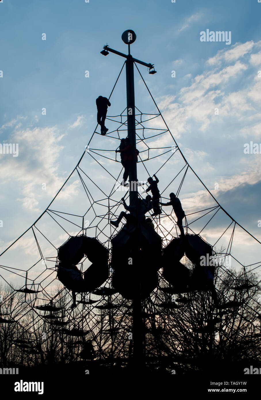 Attrazione - corda tesa mesh e sagome di arrampicata per bambini su di esso Foto Stock