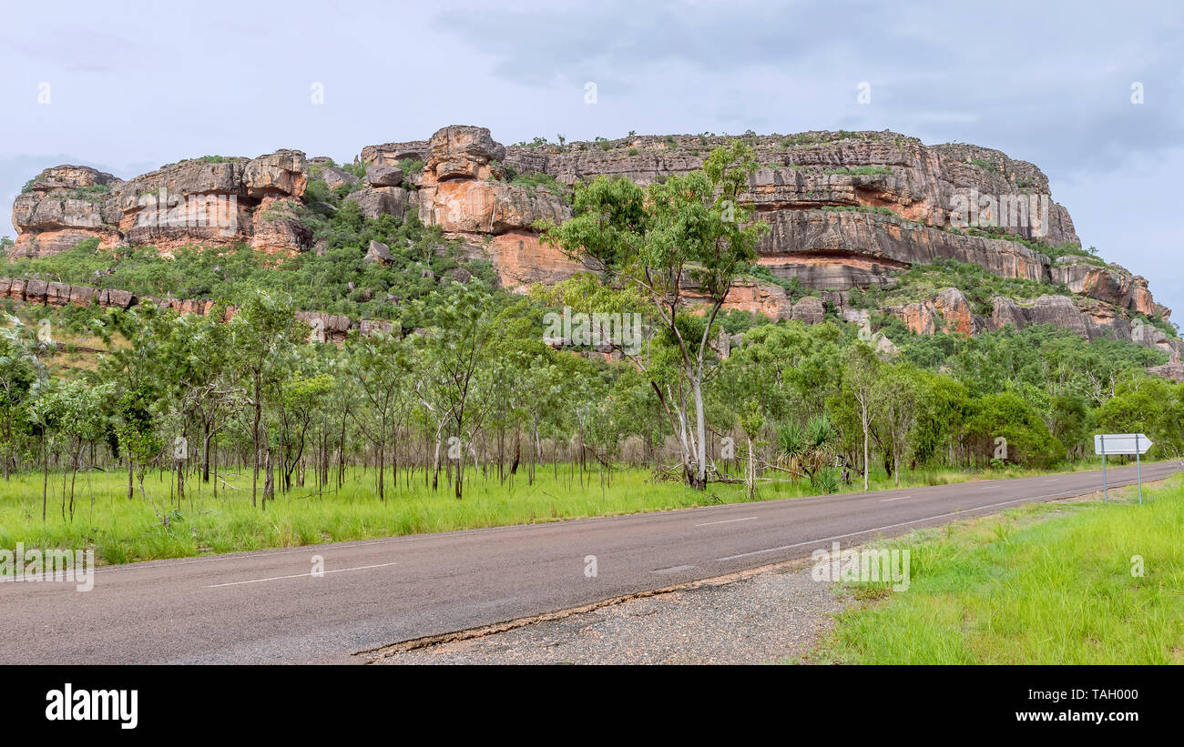 Bellissima vista di Nourlangie Rock o Burrunggui in Kakadu Park in una giornata di sole con alcune nuvole, Australia Foto Stock