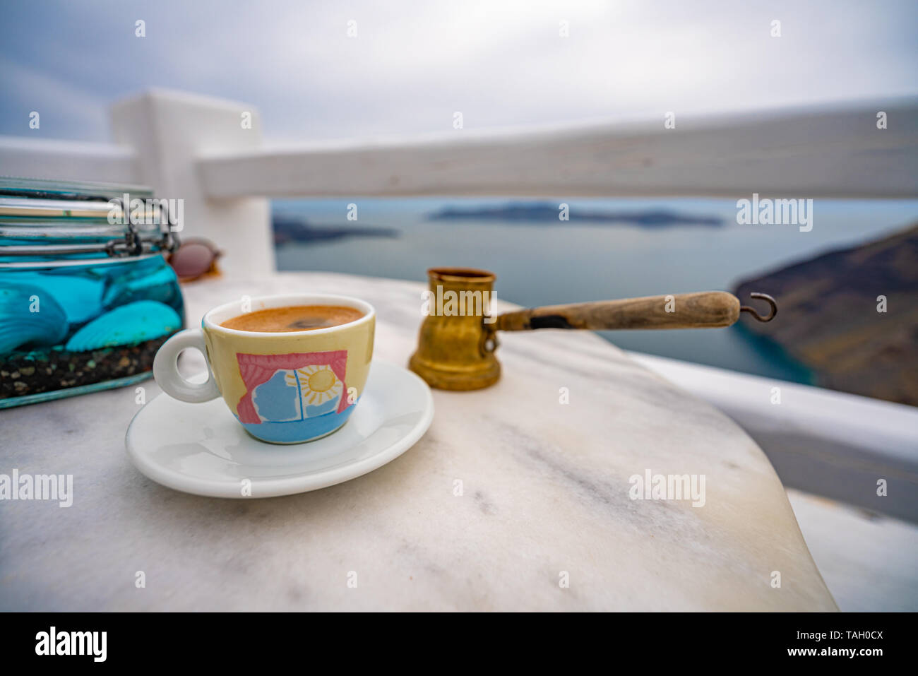 Mattina d'estate, godetevi il tradizionale caffè greco presso le isole greche, Santorini, una delle più belle destinazioni di viaggio del mondo. Foto Stock