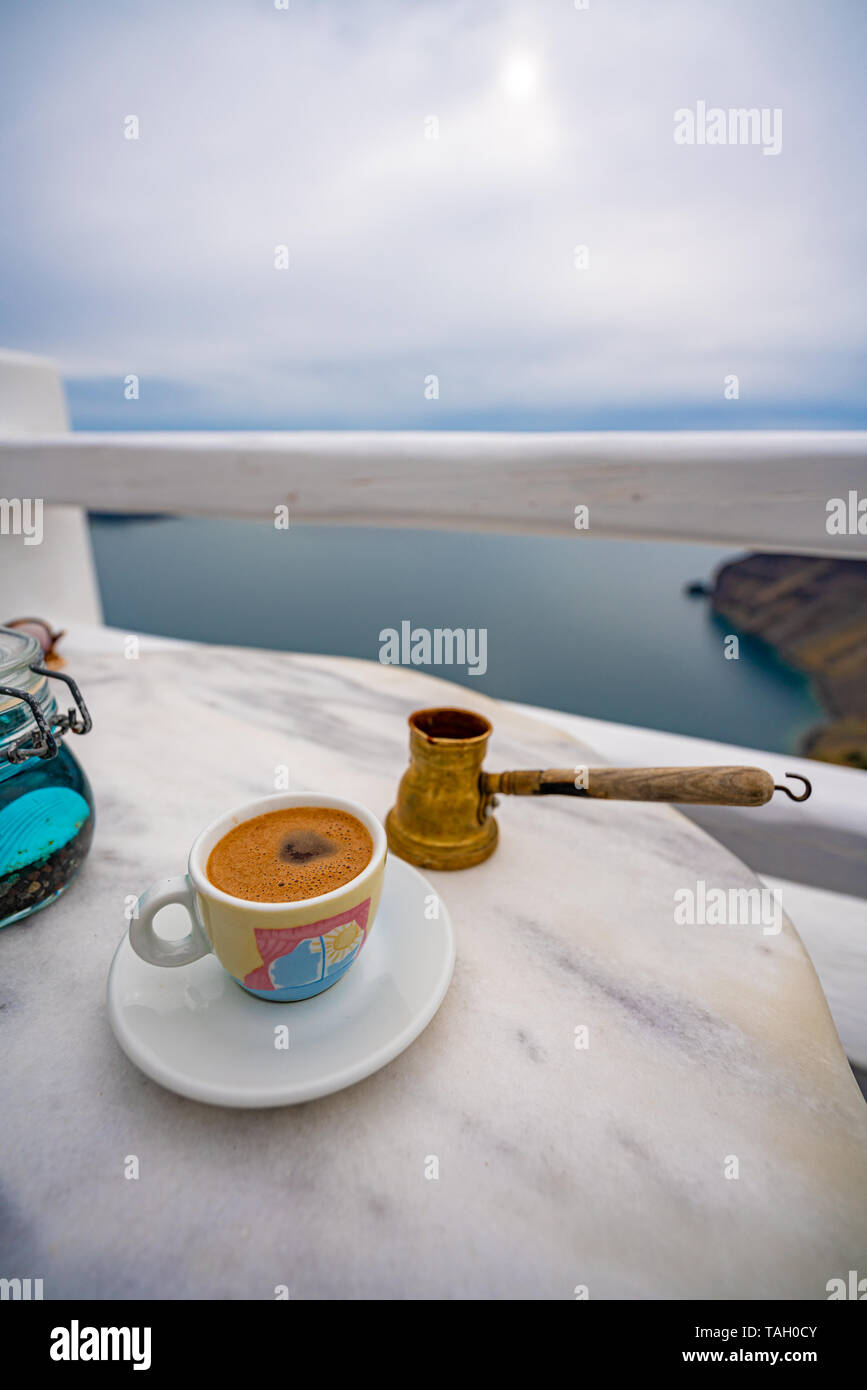 Mattina d'estate, godetevi il tradizionale caffè greco presso le isole greche, Santorini, una delle più belle destinazioni di viaggio del mondo. Foto Stock