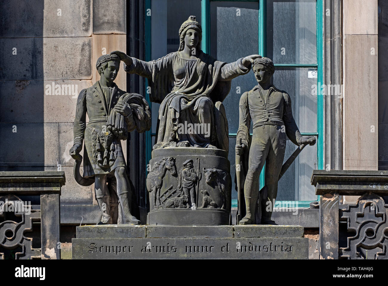 La statua di Caledonia coronamento di suoi figli,un altopiano del Mietitore e un plowboy, su quello che una volta era la sede della società delle Highland di Edimburgo. Foto Stock