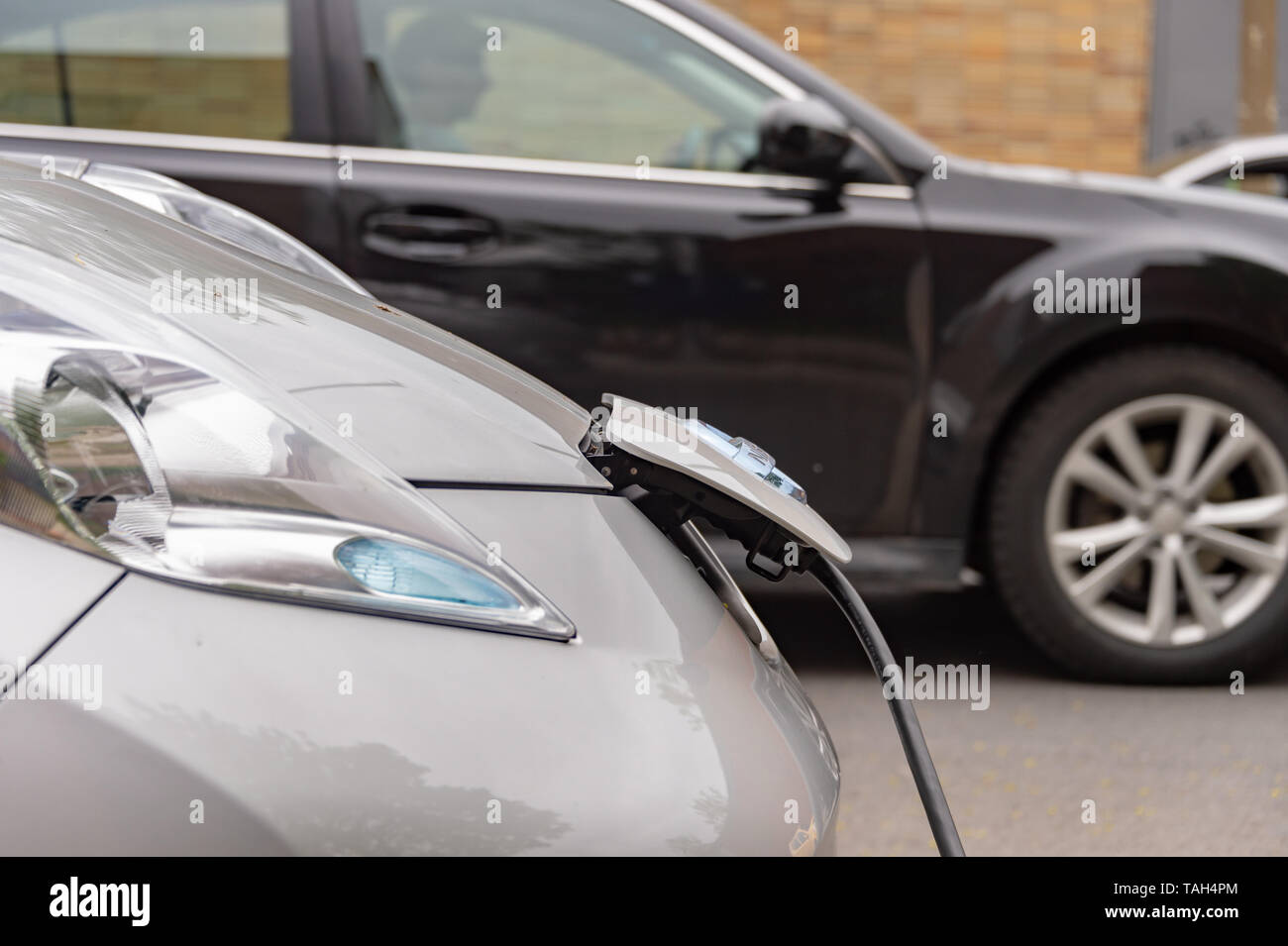 Montreal, CA - 25 Maggio 2019: auto elettrica inserita in un VE stazione di carica. Foto Stock