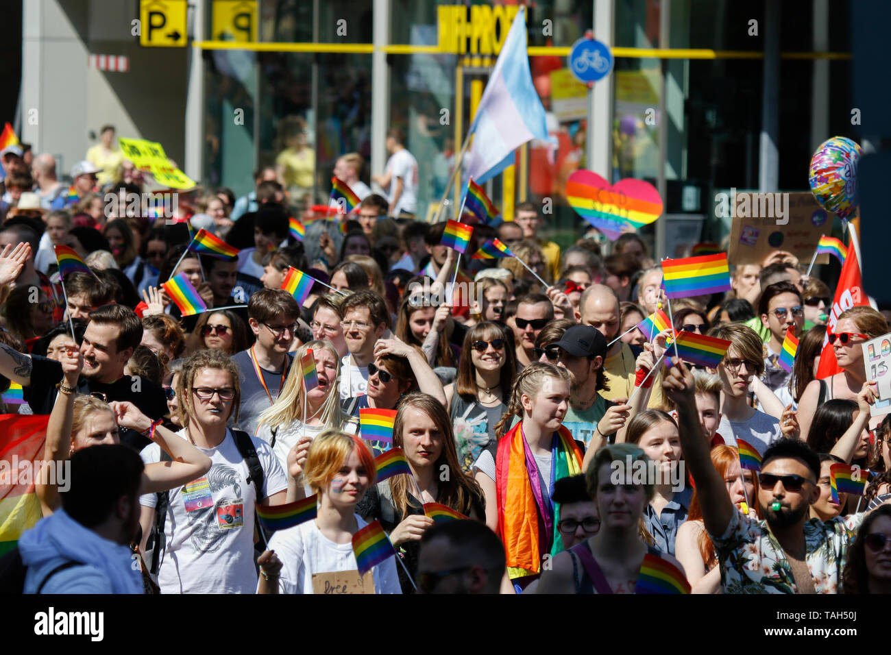 Wiesbaden, Germania. 25 maggio 2019. Il popolo marzo con bandiere e cartelli attraverso Wiesbaden. Circa 4.500 persone hanno celebrato Christopher Street Day di Wiesbaden con la sfilata di un corteo attraverso il capitale di Hesse. Foto Stock
