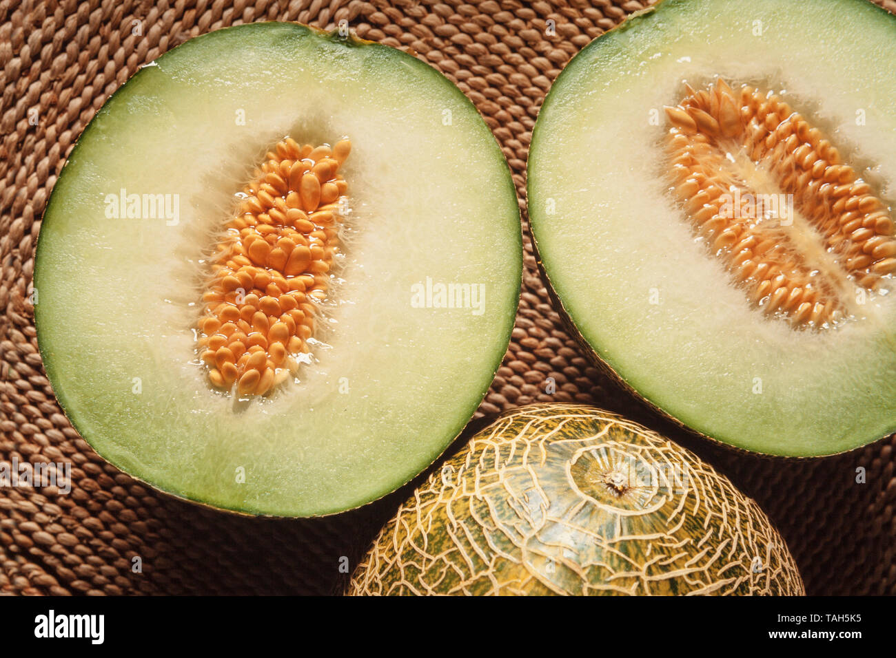 Melone Galia, Cucumis melo, tagliare la sezione mostrare carne & semi Foto Stock