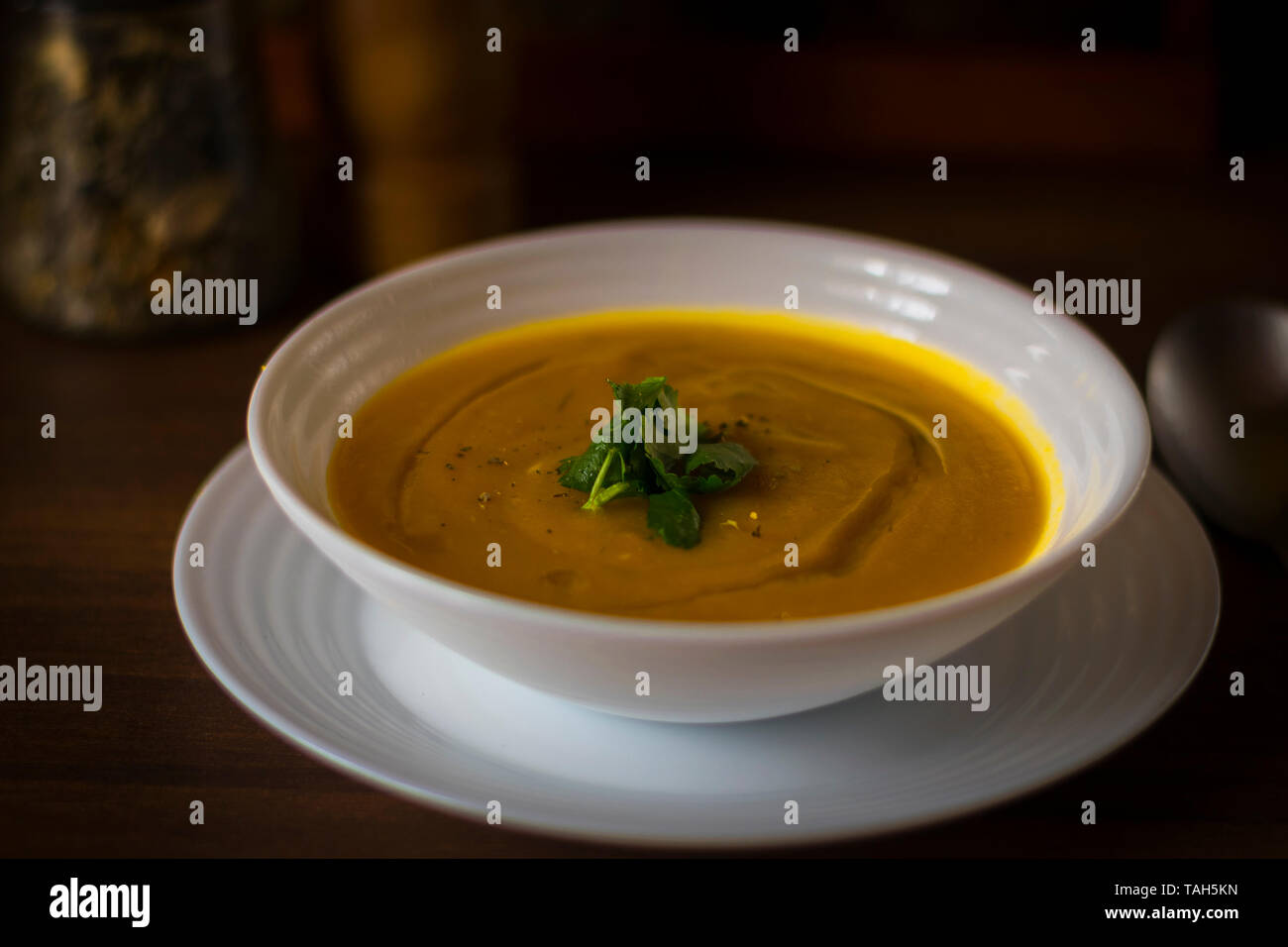 Crema di zucca zuppa su un tavolo di legno Foto Stock