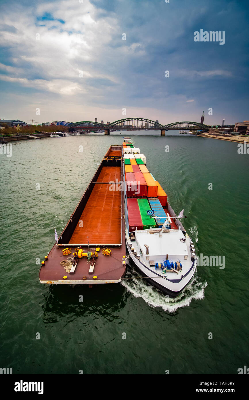 Canali in barca sul fiume Reno Foto Stock