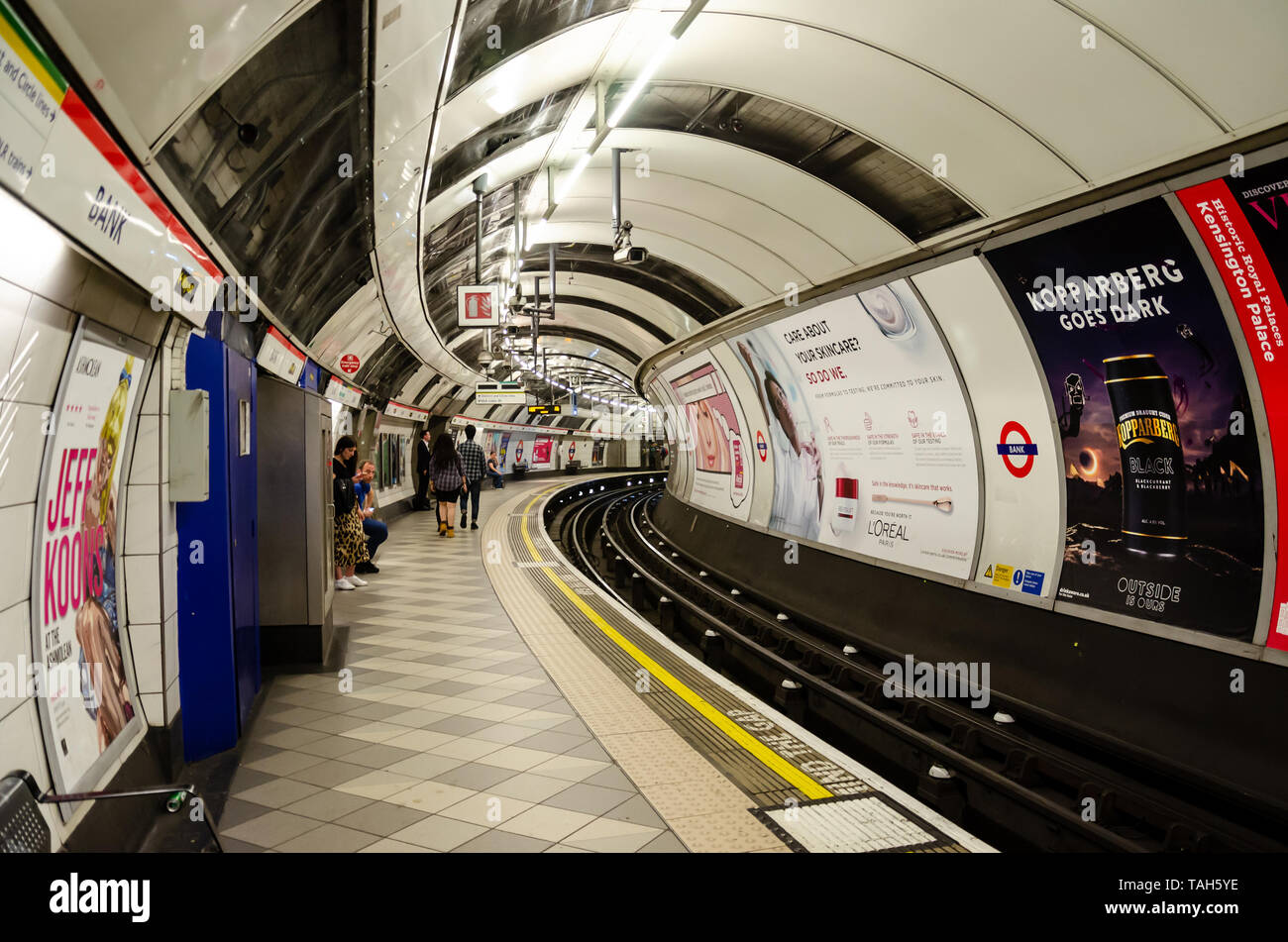 Una vista di una relativamente tranquilla piattaforma Banca a Londra la stazione della metropolitana sulla Central Line. Foto Stock