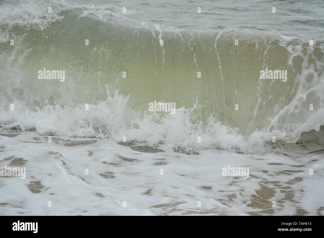 Il surf e le onde a Haitang spiaggia della Baia di Sanya è spettacolare Foto Stock